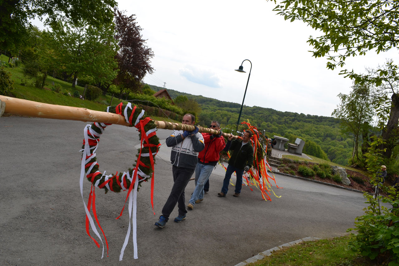 Read more about the article Maibaumstellen 2017